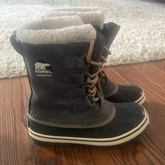 Warm waterproof comfortable boots, great for winter activities - Picture 2 of 5